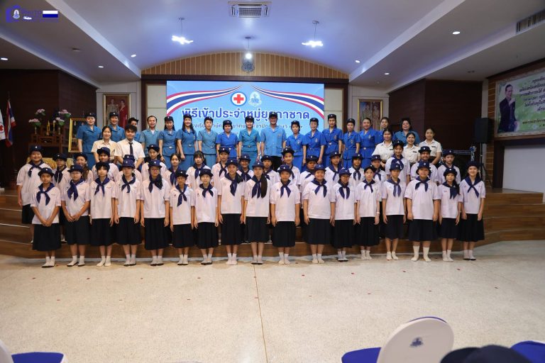 วันอังคาร ที่ 23 มิถุนายน 2569 นางสาวกีรติกา บัติแก้ว รองผู้อำนวยการฝ่ายกิจการนักเรียน เป็นประธานพร้อมด้วย นายวศิน มังคลาด หัวหน้ากิจกรรมพัฒนาผู้เรียน นางสายรุ้ง แสวงงาม รองนายกหมู่ยุวกาชาด ครูผู้นำยุวกาชาดระดับ 3 และครูผู้สอนกิจกรรมยุวกาชาดระดับชั้นมัธยมศึกษาปีที่ 1 เข้าร่วมพิธีประจำหมู่ยุวกาชาด ระดับชั้นมัธยมศึกษาปีที่ 1 โรงเรียนสามัคคีวิทยาคม